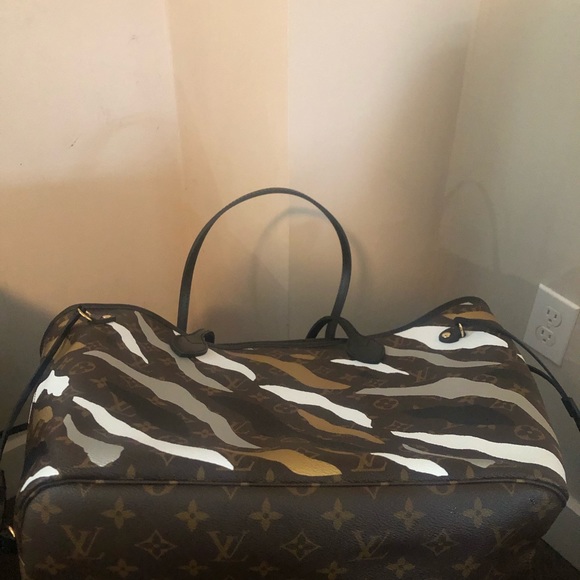 Louis Vuitton - Picture 5 of 16